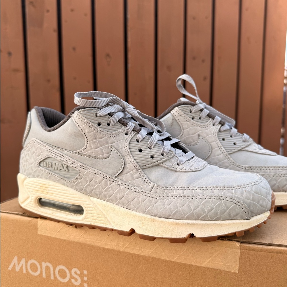 Nike Gray Textured Sneakers - Picture 2 of 4